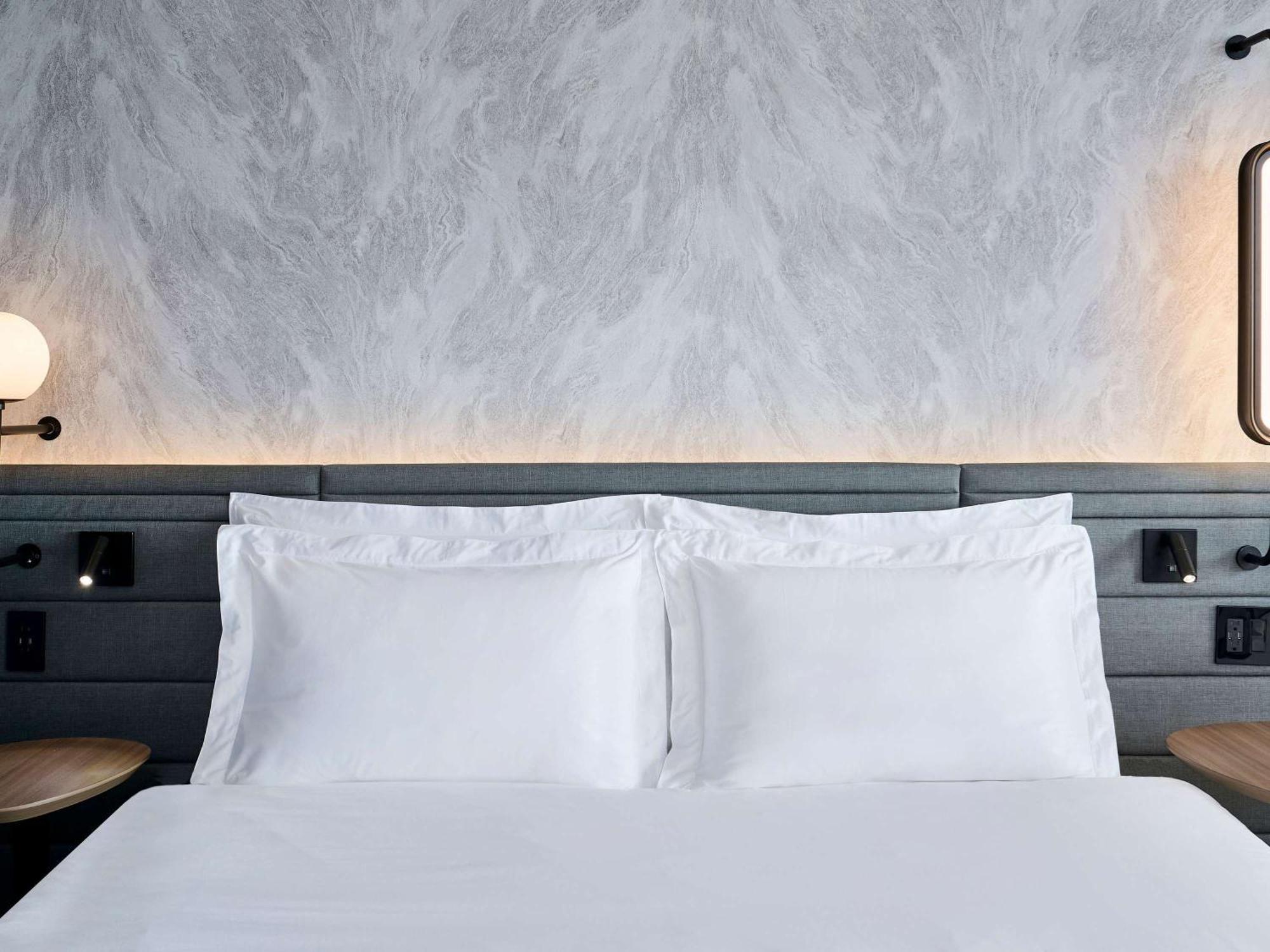 Novotel Toronto Centre 3*