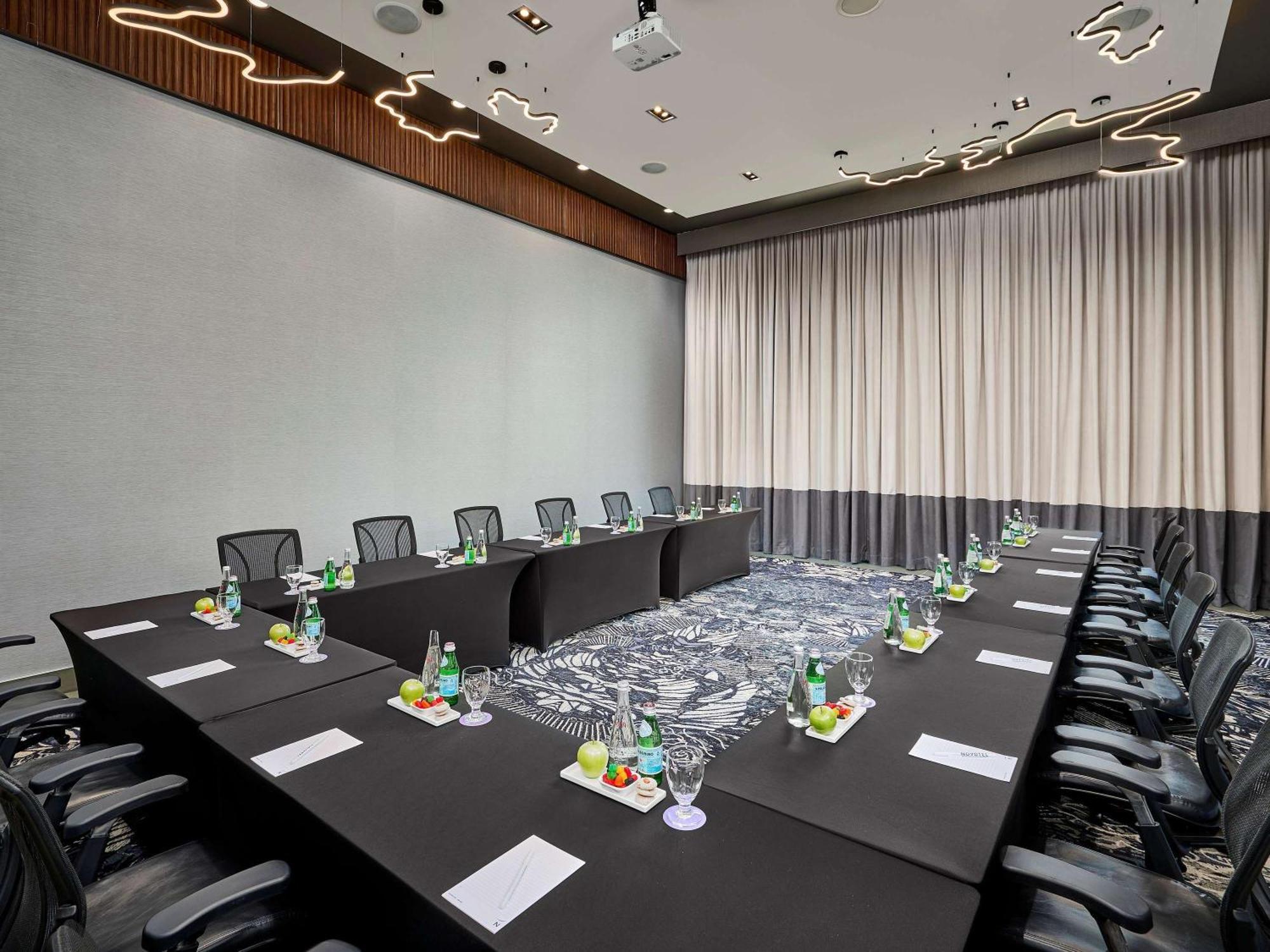 Novotel Toronto Centre 3*