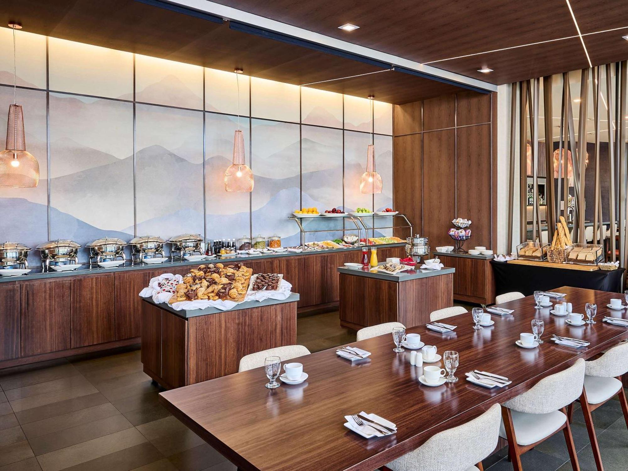 Novotel Toronto Centre 3*